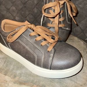 Zoe & Zac Dwight Grey Sneaker Kids Size 6 New w/out tags or box